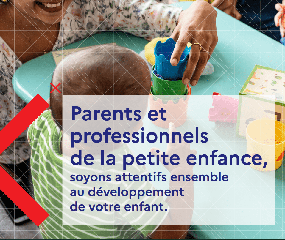 Première page du guide TND petite enfance Photo d'une mère qui joue avec son enfant et titre "Parents et professionnels de la petite enfance"