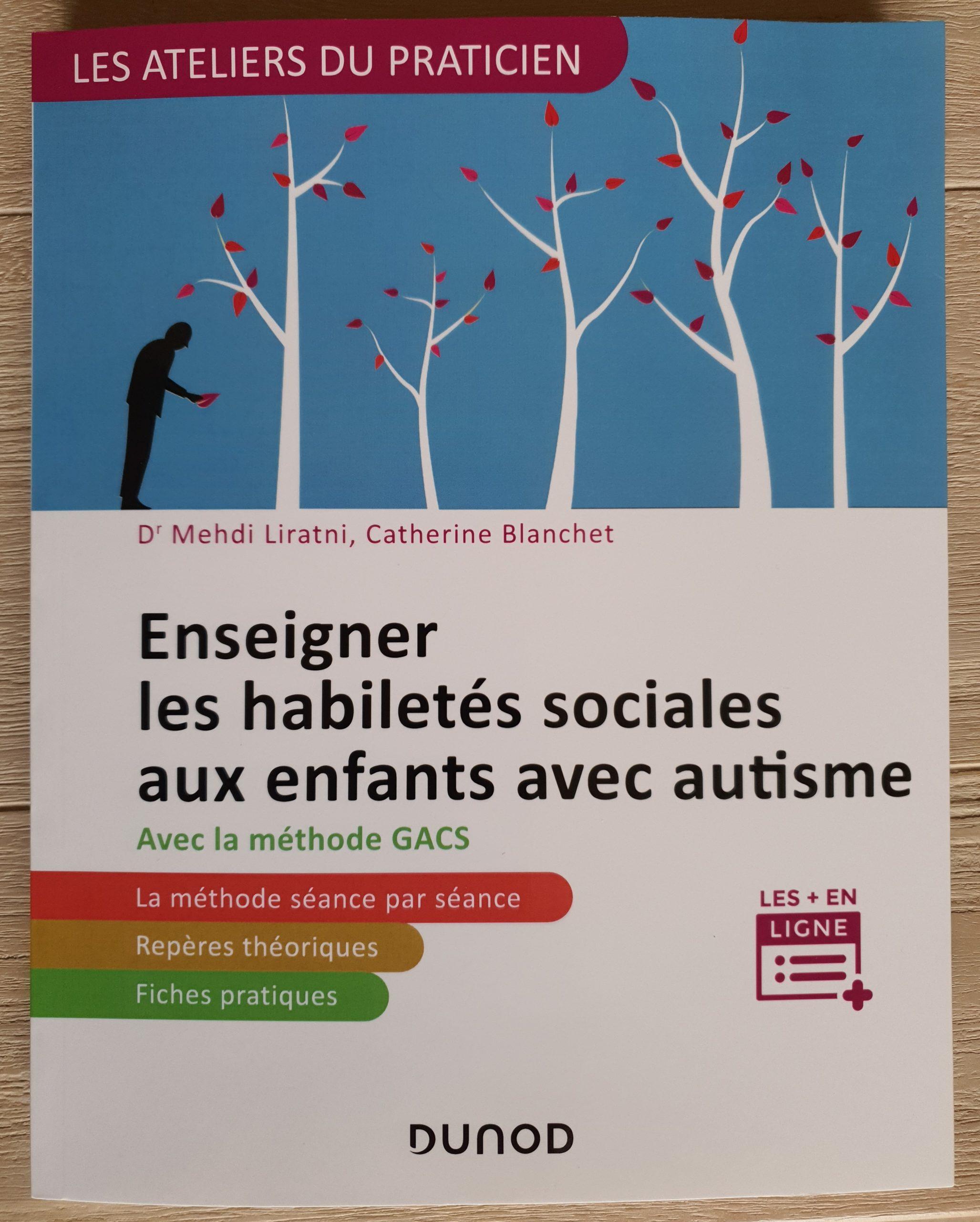 Première de couverture du livre "Enseigner les habilités sociales aux enfants avec autisme" cette image comprends : le titre du livre, le nom des auteurs, un dessin avec une personne qui tient un feuille d'arbre dans la main et 4 arbres qui perdent leurs feuilles devant lui