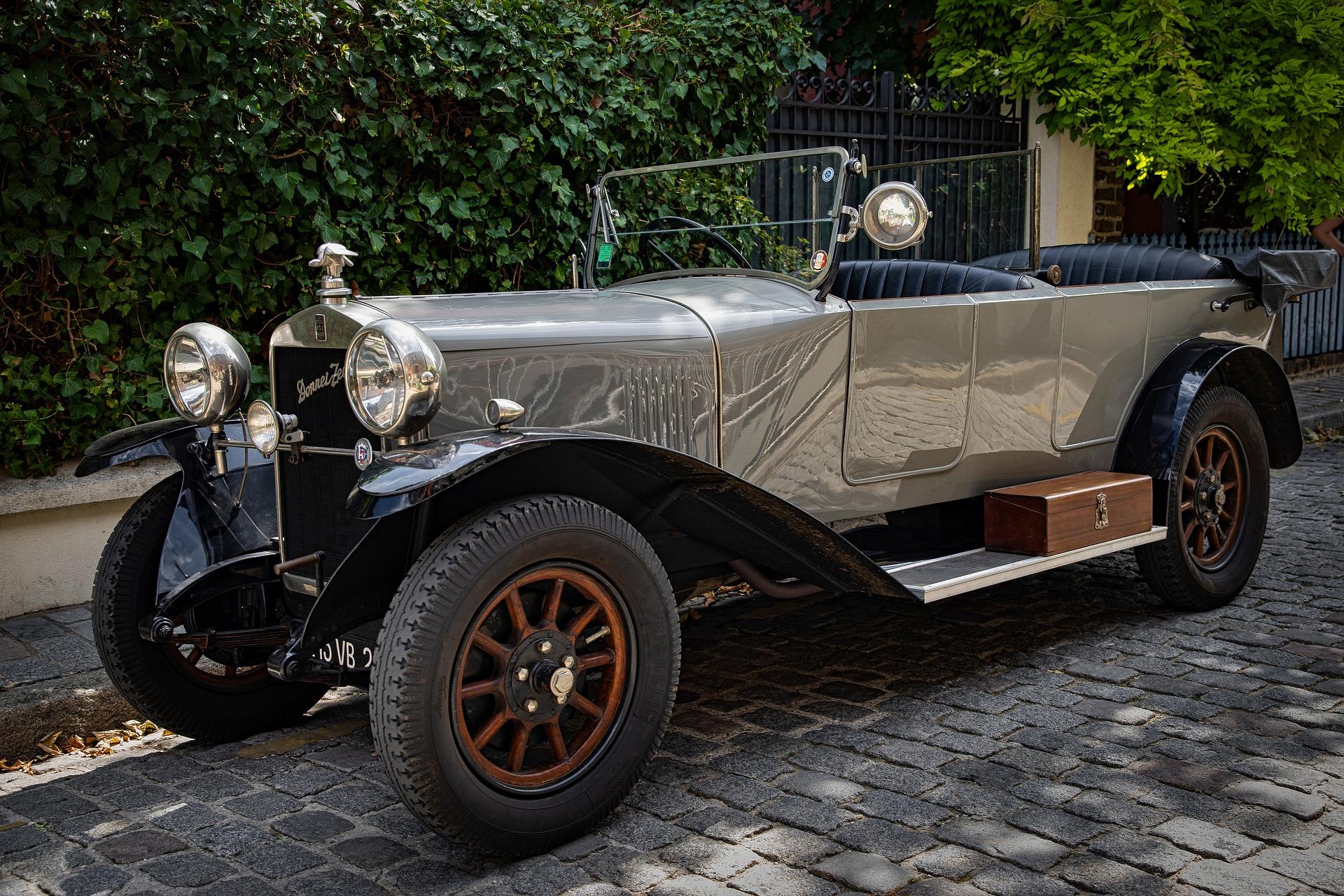 Photographie d'une voiture ancienne