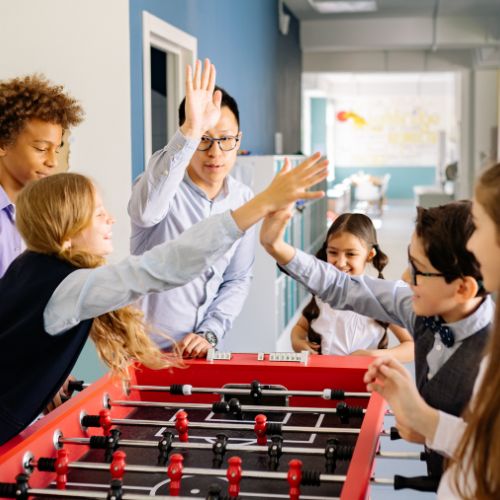 Groupe de jeunes qui discutent